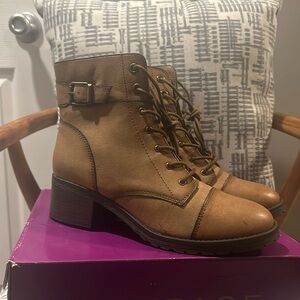 Women’s rampage brown size 10